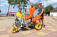 Selbstbestimmt: Urlaubs-Lust oder Barriere-Frust? – Tan Caglar, Bademeister Lutz Riemann, Schwimmender Rollstuhl - Strandbad Arendsee; MDR FERNSEHEN SELBSTBESTIMMT, "Urlaubs-Lust oder Barriere-Frust? fragt Tan Caglar " Uhr. Ab 26.09.2024, 18:00 Uhr in der ARD-Mediathek. Tan Caglar, Bademeister Lutz Riemann, Schwimmender Rollstuhl - Strandbad Arendsee