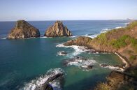 Stadt Land Kunst – Mehrere Hundert Kilometer vor der brasilianischen Küste liegt die Insel Fernando de Noronha – ein Paradies auf Erden, wie es von vielen Besuchern bezeichnet wird.