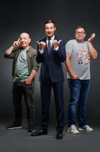 Wer weiß denn sowas? – Moderator Kai Pflaume (M.) und die beiden Teamkapitäne Bernhard Hoëcker (l.) und Elton (r.) gehen mit frischem Elan in die nächste Raterunde und werden sich mit Unterstützung prominenter Mitspieler erneut einen Kampf um Punkt und Sieg liefern.