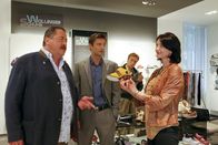 Die Rosenheim-Cops – (v.li.) Die Kommissare Korbinian Hofer (Joseph Hannesschläger), Sven Hansen (Igor Jeftic) und Michi Mohr (Max Müller) treffen am Tatort in der Schuhfabrik auf die Pathologin Dr.Sabine Eckstein (Petra Einhoff).
