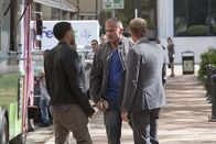 Common Law – Treffen bei den Ermittlungen auf John Crowe (Dominic Purcell, M.), einen alten Bekannten, mit dem sie noch eine Rechnung offen haben: Travis (Michael Ealy, l.) und Wes (Warren Kole, r.) ...