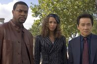 Rush Hour 3 – Noch wissen Detective Carter (Chris Tucker, l.) und Chief Inspector Lee (Jackie Chan, r.) nicht, ob sie der schönen Geneviève (Noémie Lenoir; M.) vertrauen können ...