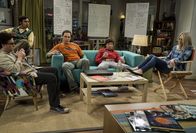 The Big Bang Theory – Verfallen alle in eine depressive Stimmung, in der nur noch Richard Feynman helfen kann: Leonard (Johnny Galecki, l.), Raj (Kunal Nayyar, 2.v.l.), Sheldon (Jim Parsons, M.), Howard (Simon Helberg, 2.v.r.) und Penny (Kaley Cuoco, r.) ...