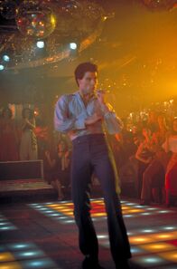 Saturday Night Fever – Das Highlight der Woche ist für Tony (John Travolta) der Samstagabend: Hier regiert er die Tanzfläche der Disco „2001 Odyssey“ in Manhattan.