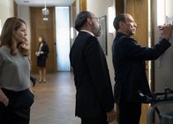 Homeland – Allisons (Miranda Otto, l.) hinterhältiges Spiel geht langsam auf, als Saul (Mandy Patinkin, M.) und Dar Adal (F. Murray Abraham, r.) aneinandergeraten ...