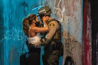 All Rise - Die Richterin – Emily Lopez (Jessica Camacho, l.); Luke Watkins (J. Alex Brinson, r.)