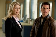 Jack Reacher – Machen sich gemeinsam daran, einem hochkriminellen russischen Gangster das Handwerk zu legen: Jack Reacher (Tom Cruise, r.) und die Anwältin Helen Rodin (Rosamund Pike, l.) ...