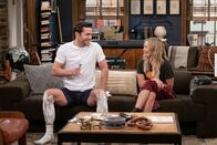 How I Met Your Father – Charlie (Tom Ainsley, l.); Sophie (Hilary Duff, r.)