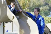 Navy CIS – Während McGee und Torres bei der Durchsuchung der Wohnung des Toten ein vielversprechendes Amateurfunkgerät finden, sammelt Palmer (Brian Dietzen, r.) Spenden für einen Inklusionsspielplatz.