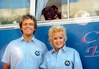 Zum 60. Geburtstag von Hape Kerkeling: Club Las Piranjas – Die Animateure Edwin (Hape Kerkeling, links) und Biggi (Angelika Milster) mit Hund Uschi freuen sich auf den bevorstehenden Tagesausflug.