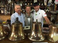Verrückt nach Meer – Waltraud Hansen und Morten Hansen mit dem deutschen Wirt Wolfgang in der "Hamburg Bar" in Valparaiso, Chile.