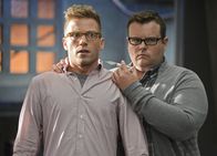 Navy CIS: L.A. – Eric (Barrett Foa, l.) wird verdächtigt, der Maulwurf zu sein, doch dann taucht Carol Brown (Adam Bartley, r.) auf ...
