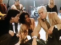Diagnose: Mord – Jack (Scott Baio, vorne l.), Amanda (Victoria Rowell, vorne M.) und Dr. Sloan (Dick Van Dyke, vorne r.) versuchen, den Rockstar Noble Samson zu retten, der auf offener Bühne erstochen wurde.