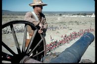 Alamo – Einer der Männer (Darsteller nicht zu identifizieren), die Fort Alamo verteidigen, schaut von der Befestigungsmauer auf die sich in Stellung bringenden Mexikaner.