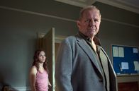 Cheat - Der Betrug – Leahs Vater Michael (Peter Firth) wird von Rose (Molly Windsor) erpresst.