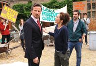 Die Stein – hr-fernsehen DIE STEIN (20), Schein und Sein, 26-teilige Fernsehserie, Deutschland 2008 - 2011 Uhr. Alexander Fumetti (David C. Bunners, l.) kommt mit einem Investor zum Reiterhof. Katja Stein (Julia Stemberger, M.), Johann Hofer (Beat Marti, r.) und die Schüler kämpfen für den Erhalt des Reiterhofs.