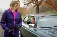 Fuchs und Gans – ARD/HEITER BIS TÖDLICH - FUCHS UND GANS, neue Krimiserie (8 Folgen), Folge 3 "Außer Puste"50 Uhr im Ersten. Urban Fuchs (Peter Bongartz, r.) trainiert als väterlicher Freund Claudia Burgert (Stephanie Müller-Hagen, l.) für den Bad Uracher Stadtmarathon.