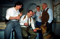 Kommissar Rex – v.r.) und Max Koch (Fritz Muliar, r.) freuen sich.
