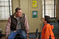 The Middle – Brick (Atticus Shaffer, r.) ist von seinem Onkel Rusty (Norm MacDonald, l.) enttäuscht, weil dieser ihm versprochen hatte, zum "Special Friends Day" in die Schule zu kommen, dort aber nicht erschien. Rusty versucht daraufhin, es wieder gut zu machen ...
