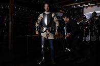 Eine kurze Geschichte über... – Um herauszufinden wie beweglich ein Ritter in voller Montur war, wird Mirko Drotschmann selbst zum "Helden in Eisen".