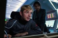 Alex Rider – Alex (Otto Farrant) und Sabina (Charithra Chandran) läuft die Zeit davon. Sie haben nur wenige Sekunden, um eine Katastrophe zu verhindern.