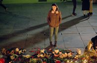Plötzlich alles anders – Der Anschlag auf den Flughafen ist nun bereits einige Wochen her. Trotzdem ist für Opfer wie Samira (Lara Chedraoui) an Normalität noch lange nicht zu denken.