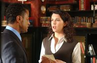 Gilmore Girls – Das Verhalten von Bürgermeister Taylor geht Lorelai (Lauren Graham, r.) und ihren Freunden Michel (Yanic Truesdale, l.), Sookie und Jackson ziemlich auf den Geist. Daher schmieden sie gemeinsam einen Plan, Taylor als Stadtrat abzusetzen ...