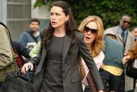 Monk – Die Schauspielerin Christine Rapp (Elizabeth Perkins, r.) kann nur knapp einem Mordanschlag entgehen. Ihre Assistentin Kim Kelly (Rena Sofer, l.) steht noch immer unter Schock ...