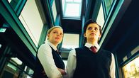Tiger Girl – Die junge ordentliche VANILLA (Maria Dragus, li) beginnt eine Ausbildung bei einem privaten Sicherheitsunternehmen, und kann nun mit ihrer neuen Freundin Tiger (Ella Rumpf, re) Passanten kontrollieren.