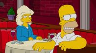 Die Simpsons – Von der hübschen Julia (l.), die genauso tickt wie er selbst, ist Homer (r.) hin und weg ...