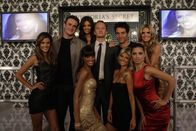 How I Met Your Mother – Da fühlen sich die Jungs wohl: Bei den Dreharbeiten zu "Schweiß, Tränen und Heidi". (im Uhrzeigersinn) Neil Patrick Harris, Josh Radnor, Heidi Klum, Adriana Lima, Marisa Miller, Selita Ebanks, Alessandra Ambrosia, Jason Segel und Miranda Kerr ...