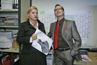 Verliebt in Berlin – Als Maurice (David C. Bunners, r.) auftaucht, droht Lottes (Susanne Szell, l.) Spionageversuch zu scheitern.