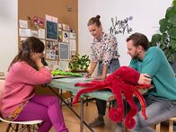 plan b – In ihrer Hamburger Erinnerungswerkstatt begleitet und berät Trauerbegleiterin Anemone Zeim (M.)Hinterbliebene. Mit ihrem Team plant sie ein Erinnerungscafé für hinterbliebene Familien.