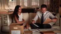 Suits – Mike (Patrick J. Adams) bemüht sich, den Fall zum Erfolg zu führen, der einen Interessenkonflikt mit der Kanzlei darstellt, da er den Fall ursprünglich pro bono bearbeitet. Dabei wird er von Rachel (Meghan Markle) unterstützt.