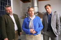 Die Rosenheim-Cops – Hat Anne Prachtl (Sarah Lavinia Schmidbauer, m.) den Brauereichef aus den Weg geräumt, um dessen Posten zu beerben? Für Hansen (Igor Jeftic, r.) und Stadler (Dieter Fischer, l.) ein starkes Motiv.