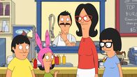Bob's Burgers – Als sich Bob (M.) in den Finger schneidet und bei dem Anblick des Blutes in Ohnmacht fällt, fährt Linda (2.v.r.) ihn ins Krankenhaus und lässt Louise (2.v.l.), Gene (l.) und Tina (r.) alleine Zuhause. Doch wird das gutgehen?