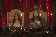 What We Do in the Shadows – Marwa (Parisa Fakhri, l.); Nandor (Kayvan Novak, r.)