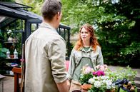 Sturm der Liebe – Fanny (Johanna Graen, r.) ist fassungslos, als sie erfährt, dass Marlon (Frederik Bott, l.) Kilians Handverletzung verursacht hat.
