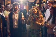 Andere Eltern – Yaa (Rebecca Lina Wilson-Kamm) hat eine Scheidungsparty mit einer Zeremonie und schwarzer Scheidungstorte für sich und Björn (Serkan Kaya) organisiert.