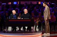 Wer weiß denn sowas? – Moderator Kai Pflaume (r.) mit Rateteam-Kapitän Bernhard Hoëcker (l.) und Schauspieler Harald Krassnitzer (M.).