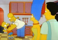 Die Simpsons – Homer würgt Bart, weil sein Sohn ihm auf den Bauch geschlagen hat.