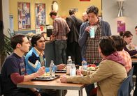 The Big Bang Theory – Zwischen Leonard (Johnny Galecki, 2.v.r.), Sheldon (Jim Parsons, l.), Raj (Kunal Nayyar, 2.v.l.) und Kripke (John Ross Bowie, M.) entfacht ein Wettkampf auf eine unbefristete Stelle an der Universität ...