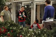 Two and a Half Men – Da Louis (Edan Alexander, 2.v.r.) nicht an den Weihnachtsmann glaubt, wollen Walden (Ashton Kutcher, r.) und Alan (Jon Cryer, 2.v.l.) ihn davon überzeugen, dass es ihn gibt. Gemeinsam mit Berta (Conchata Ferrell, l.) engagieren sie einen Weihnachtsmanndarsteller ...