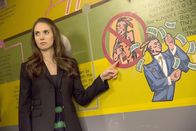 Community – Annie (Alison Brie) ist geschokt, als sie die Neuigkeiten von Jeff und Brittas Verlobung hört. Auch was die Rettet-Greendale-Aktion angeht, wird sie immer pessimistischer ...