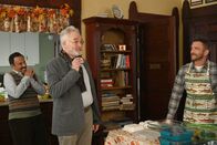 Perfect Harmony – v.l.n.r.) Reverend Jax (Rizwan Manji); Arthur Cochran (Bradley Whitford); Wayne (Will Greenberg)