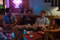 Bad Neighbors – Nur kein Spießer sein: Bei der ersten Party von Delta Psi Beta feiert Mac (Seth Rogen, Mite) noch mit Teddy (Zac Efron, l.), Pete (Dave Franco, 2.v.r.) und Scoonie (Christopher Mintz-Plasse, r.).