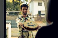 All You Need – Tadaaa! Levo (Arash Marandi) stellt sich der Nachbarin vor.