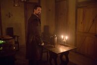 Salem – John (Shane West, l.) versucht, die zerstörerische Bombe zu entschärfen, bevor die Uhren zur Mitternacht schlagen. Unterdessen muss sich Mary Tituba entgegenstellen ...
