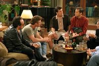 Two and a Half Men – Charlies (Charlie Sheen, 2.v.r.) Freunde (Elvis Costello, l., Sean Penn, 2.v.l.) geben Alan (Jon Cryer, r.) eine Chance, die er allerdings gründlich verpatzt ...