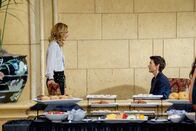 Grey's Anatomy – v.li.: Kim Raver (Dr. Teddy Altman), Rya Kihlstedt (Claire).